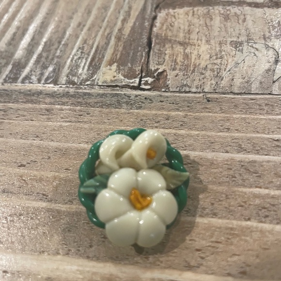 Handcrafted vintage calla lily pin brooch - Picture 5 of 7